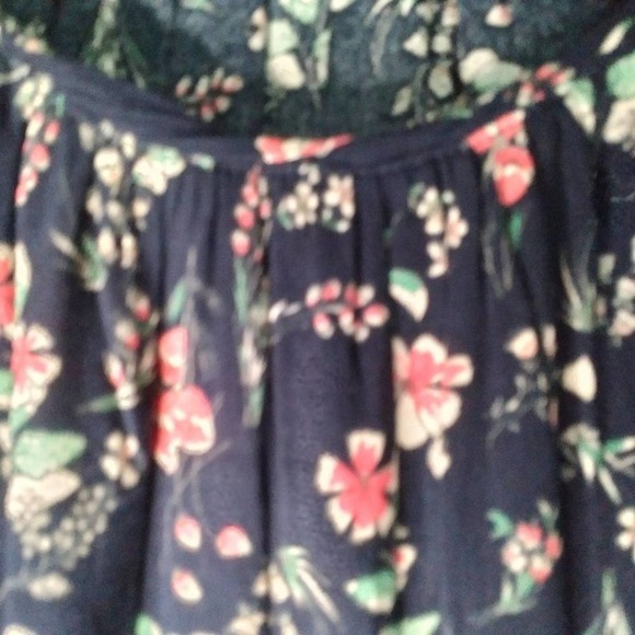 GAP Top Navy Blue Floral Ruffle Lightweight Small - Picture 6 of 9